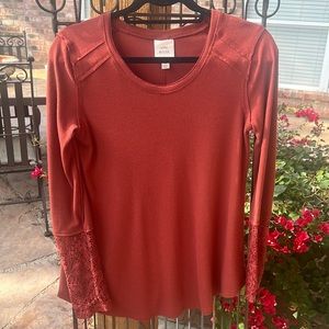 Knox Rose rust color long sleeve T-shirt with lace sleeves XS
